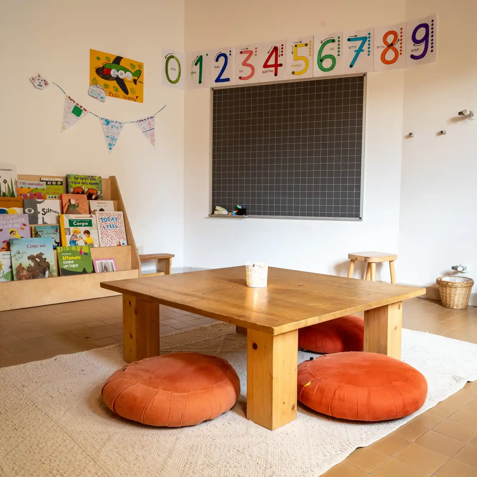 Aula scuola elementare tavolino e cuscini Aula scuola elementare tavolino e cuscini